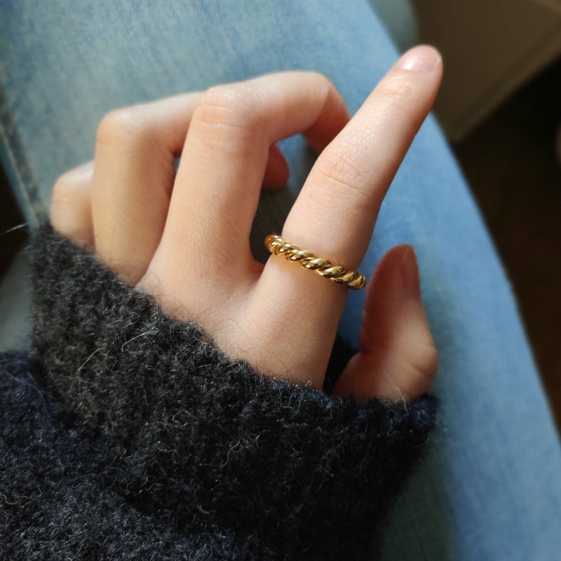 Erato Ring gold twist