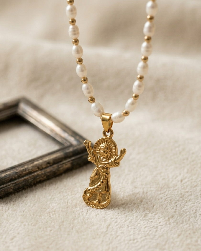 gold-totem-pendant-freshwater-pearl-necklace