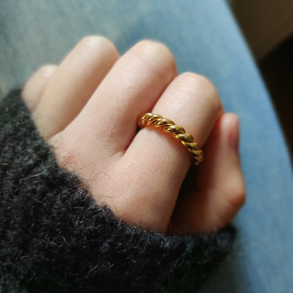 Erato Ring gold twist